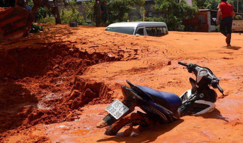 Bình Thuận: Nhiều xe máy, ôtô, nhà dân bị vùi lấp sau lũ bùn đỏ ở khu du lịch Mũi Né